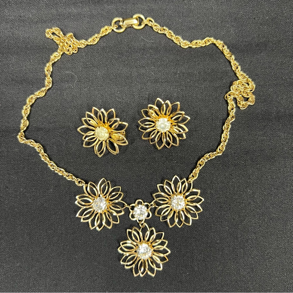 Vintage Gold Tone Floral Jewelry Set